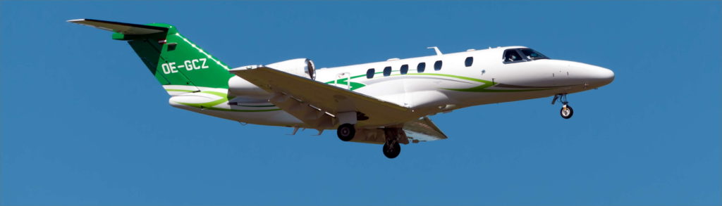 Ein Light Privatjet fliegt am blauen Himmel