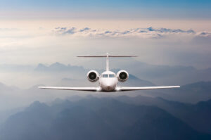 Privatjet über den Wolken und Alpen