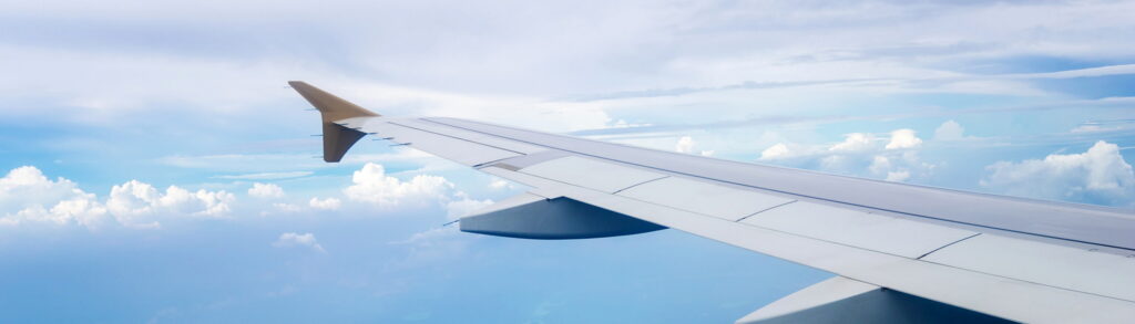 Flugzeugflügel in der Luft