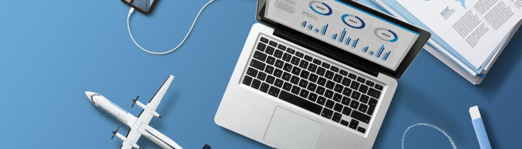 Laptop und Modellflugzeug