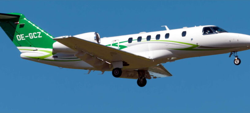 Light-jet-banner Ein Light Privatjet fliegt am blauen Himmel