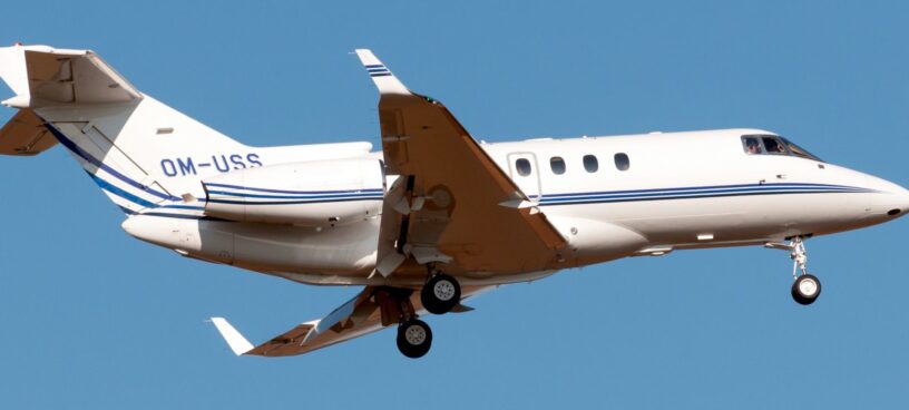 midsize-jet-banner-Hawker900 Ein Mid Size Privatjet fliegt am blauen Himmel