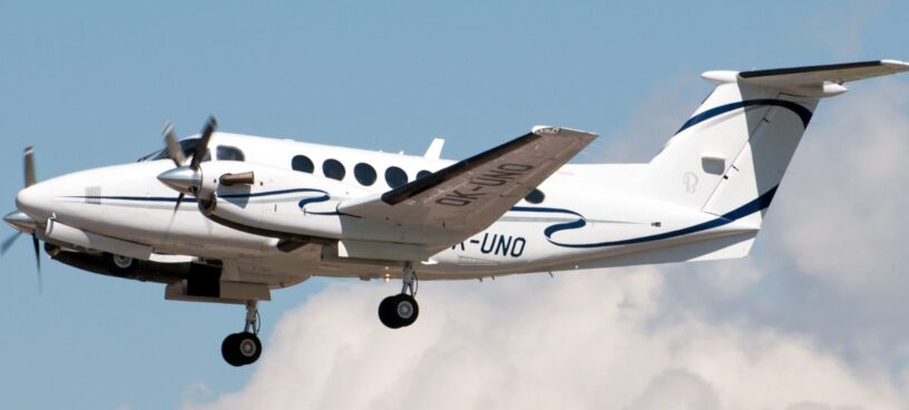 turboprops-banner-King Air B200 Ein Turboprop Privatjet fliegt am Himmel